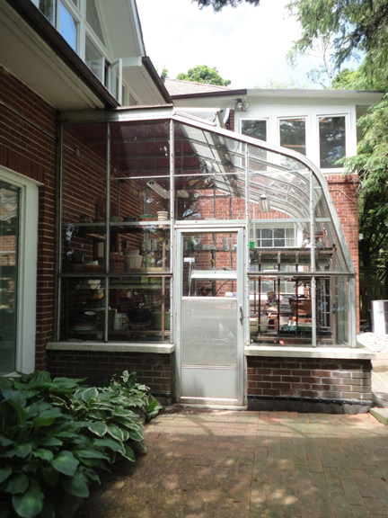 Connected to this house, by a lovely dutch door on the inside is this greenhouse potting shed....so civilized...dutch doors too! 