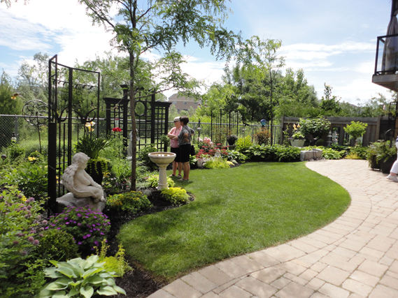 This backyard was loaded with details - well tended plantings, sculptures, ornaments and musicians!